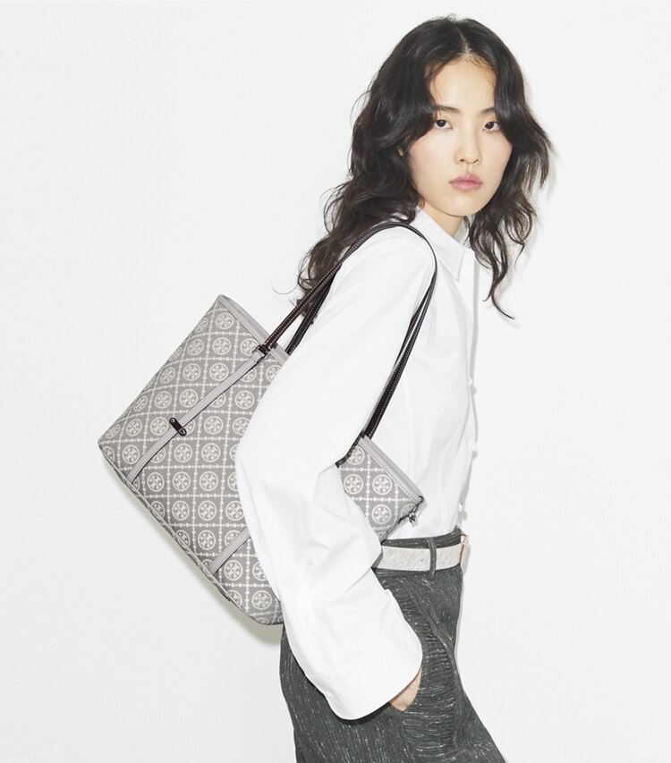 Tory Burch designer トートバッグ Tモノグラム ユーティリティ スモール ジップトートバッグ in Gray accessory on model