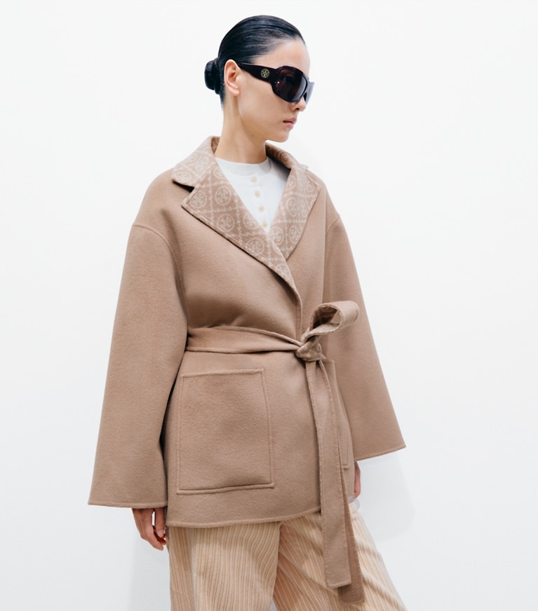 Tory Burch designer コート Tモノグラム ウール ラップコート in Timeless Khaki / T Monogram Combo I on model detail