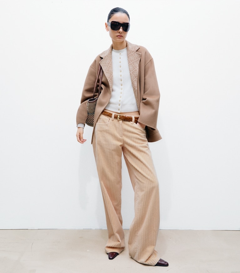 Tory Burch designer コート Tモノグラム ウール ラップコート in Timeless Khaki / T Monogram Combo I モデル前面