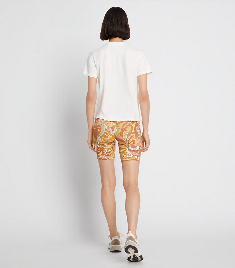 Tory Sport designer hauts T-shirt à écusson logo graphique in Snow White on model back