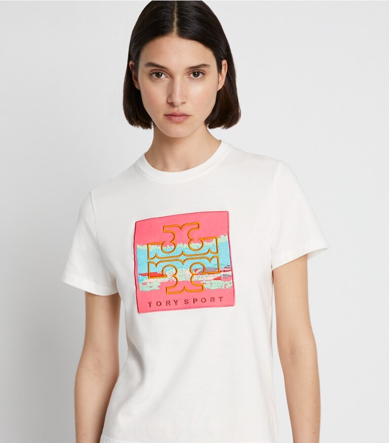 Tory Sport designer hauts T-shirt à écusson logo graphique in Snow White on model detail
