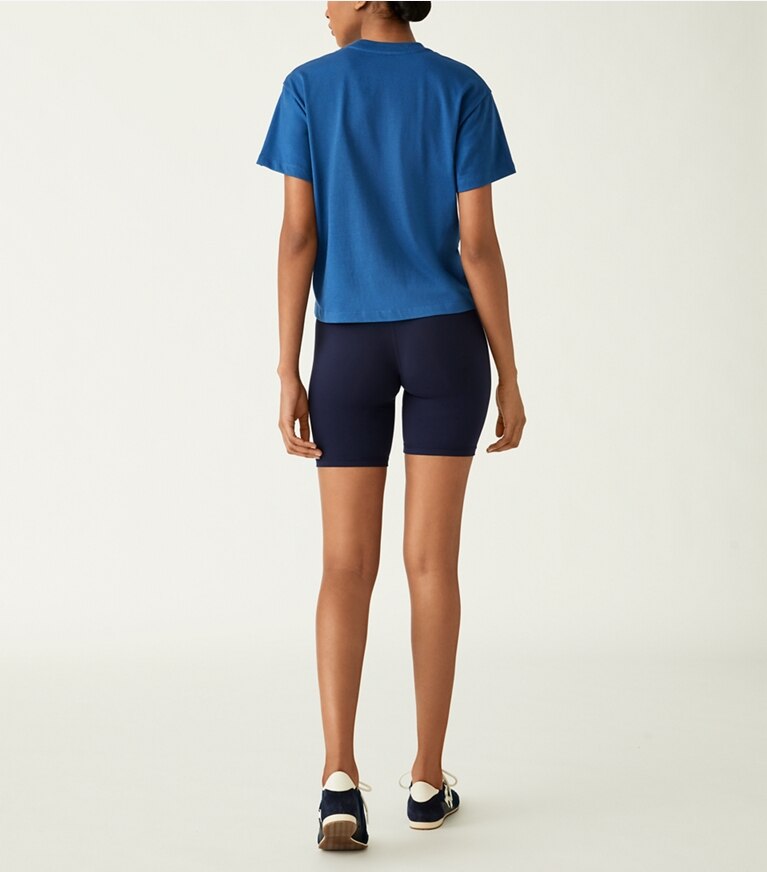Tory Sport designer hauts T-shirt à logo cœur brodé dans Blue Wash / Ivory Pearl sur modèle, de dos