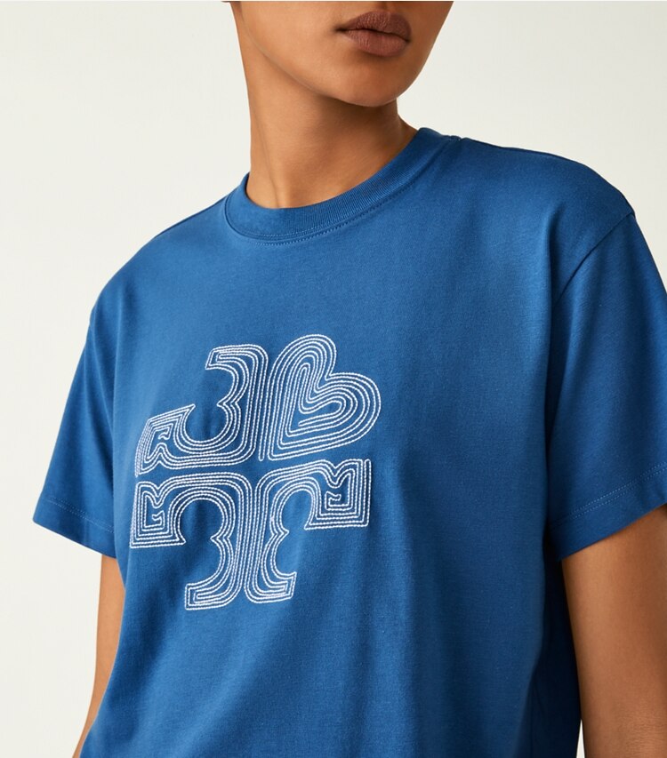 Tory Sport designer hauts T-shirt à logo cœur brodé dans Blue Wash / Ivory Pearl détail sur modèle