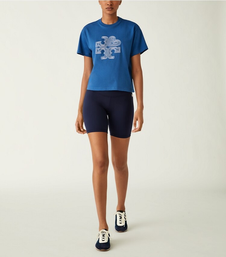 Tory Sport designer hauts T-shirt à logo cœur brodé dans Blue Wash / Ivory Pearl sur modèle, de face