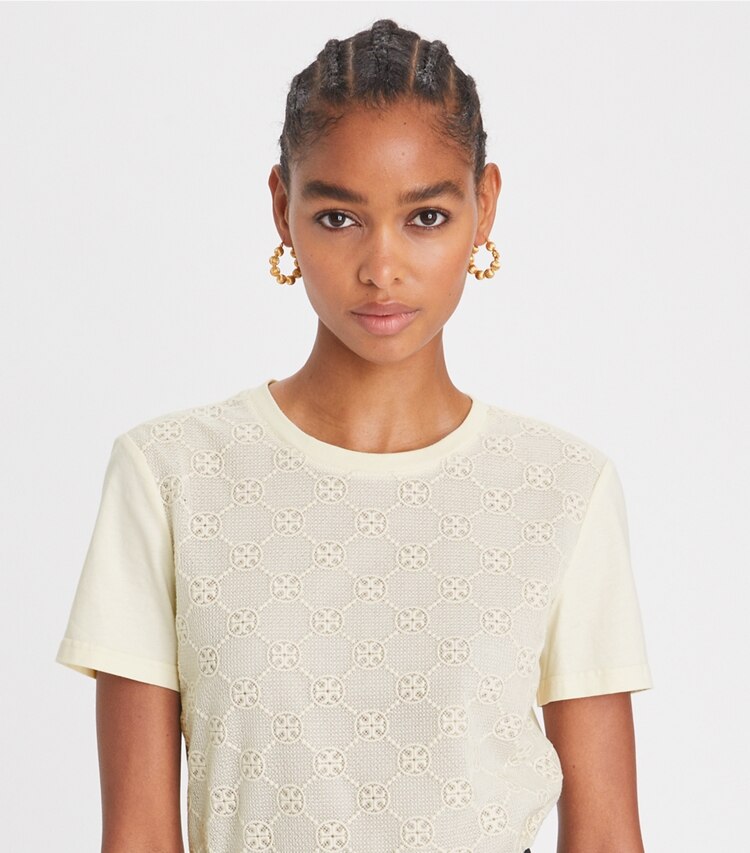 Tory Burch designer hauts T-shirt à logo en dentelle dans New Ivory détail sur modèle