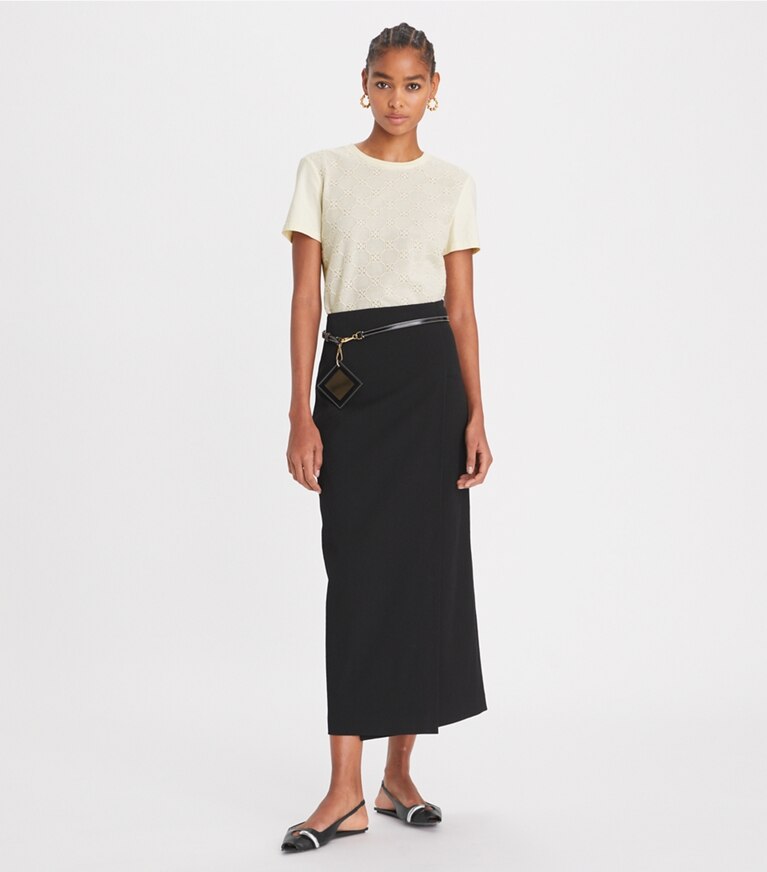 Tory Burch designer hauts T-shirt à logo en dentelle dans New Ivory sur modèle, de face