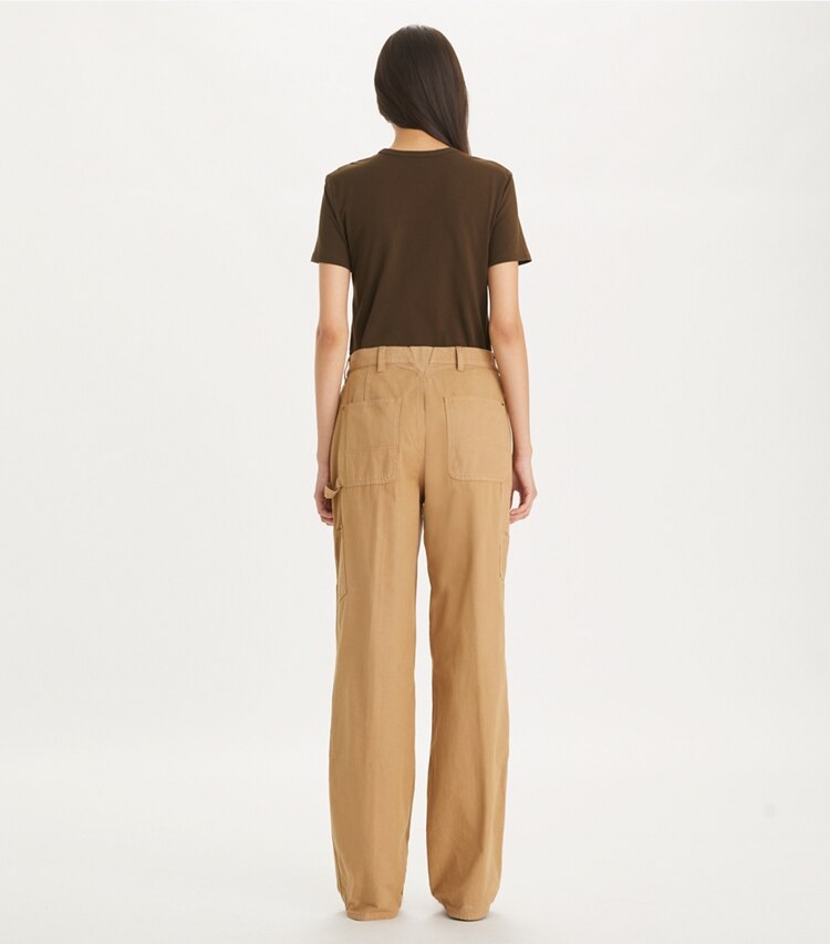Tory Burch designer hauts T-shirt à logo orné dans Deep Brown sur modèle, de dos
