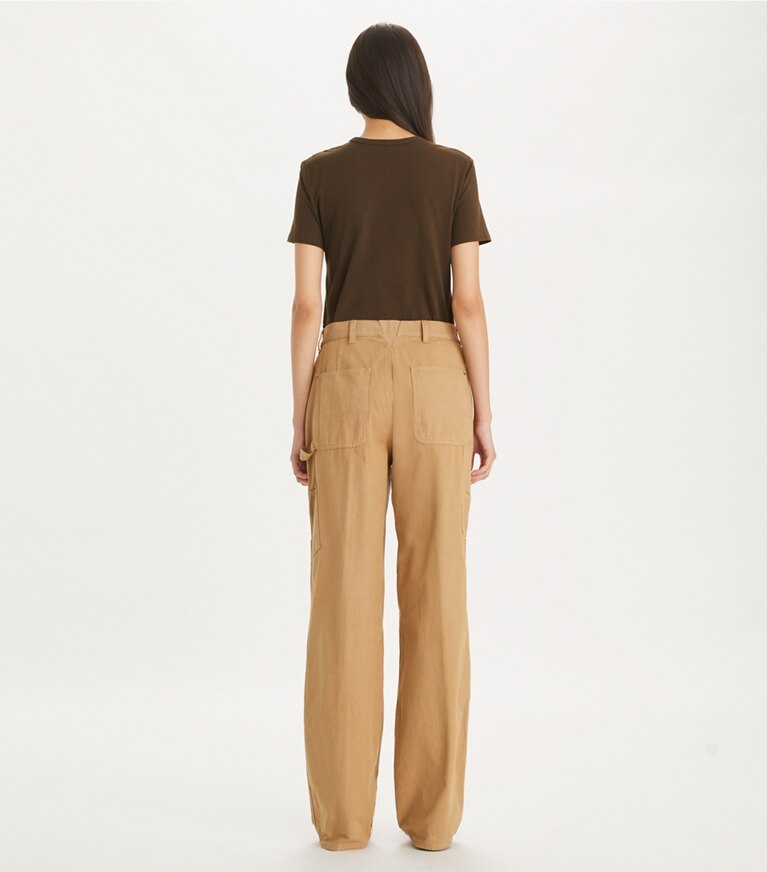 Tory Burch designer hauts T-shirt à logo orné dans Deep Brown sur modèle, de dos