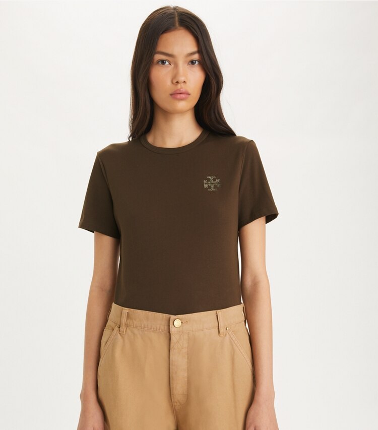 Tory Burch designer hauts T-shirt à logo orné dans Deep Brown détail sur modèle