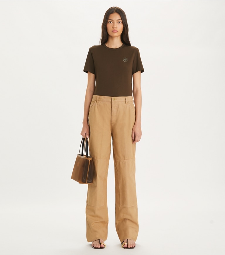 Tory Burch designer hauts T-shirt à logo orné dans Deep Brown sur modèle, de face