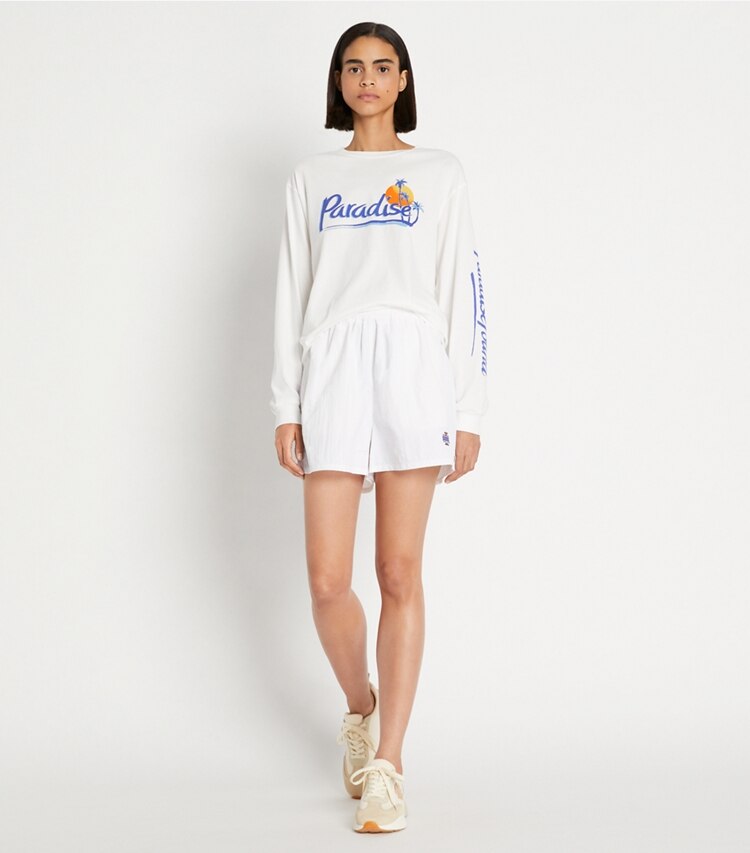 Tory Sport designer hauts T-shirt à manches longues à motif vintage dans Snow White sur modèle, de face