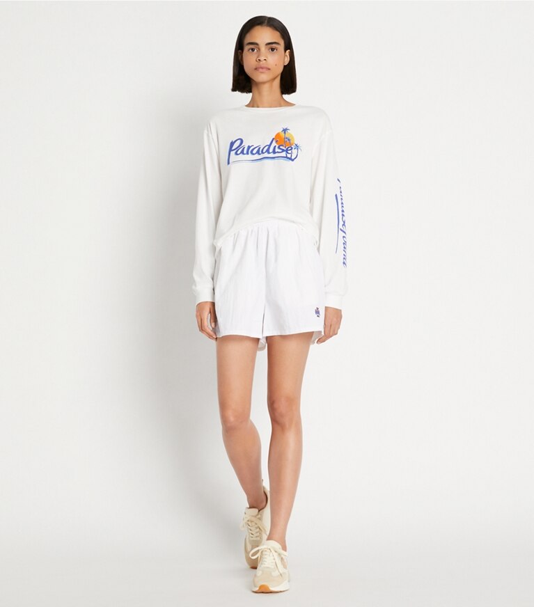 Tory Sport designer hauts T-shirt à manches longues à motif vintage dans Snow White sur modèle, de face