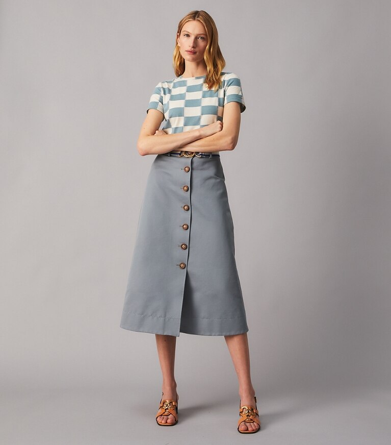 Tory Burch designer hauts T-shirt à motif damier in Checkerboard sur mannequin, devant