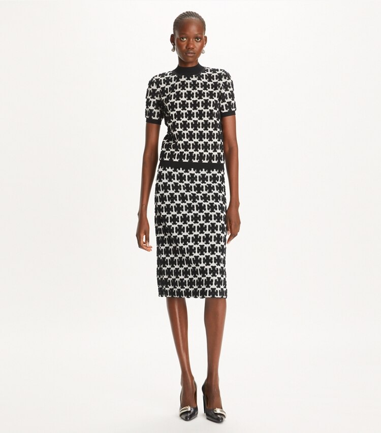 Tory Burch designer tops T-shirt a collo alto T Monogram in BLACK / FRENCH CREAM parte anteriore su modella