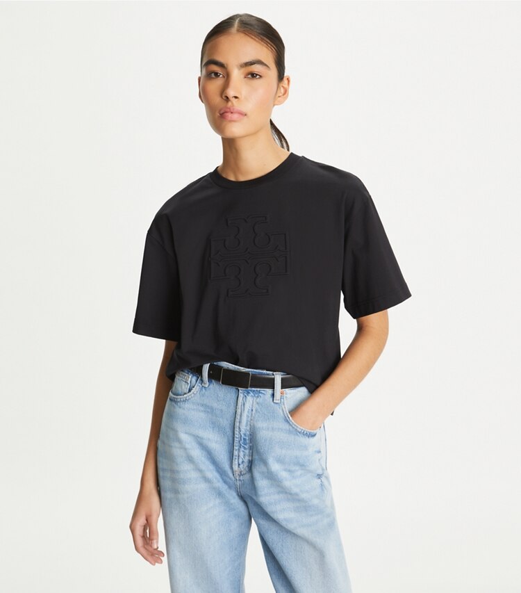 Tory Burch designer tops T-shirt ampia con logo in Black on model detail