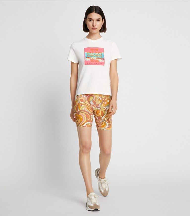 Tory Sport designer tops T-shirt con applicazione grafica con logo in Snow White parte anteriore su modella