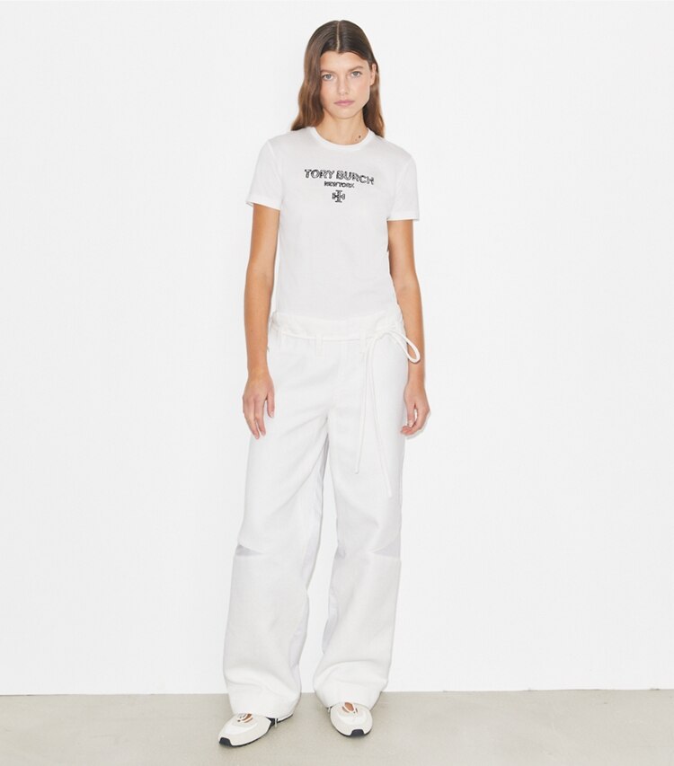 Tory Burch designer hauts T-shirt en coton brodé dans Snow White / Black sur modèle, de face