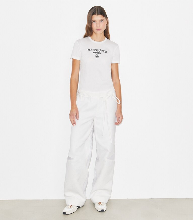 Tory Burch designer hauts T-shirt en coton brodé dans Snow White / Black sur modèle, de face
