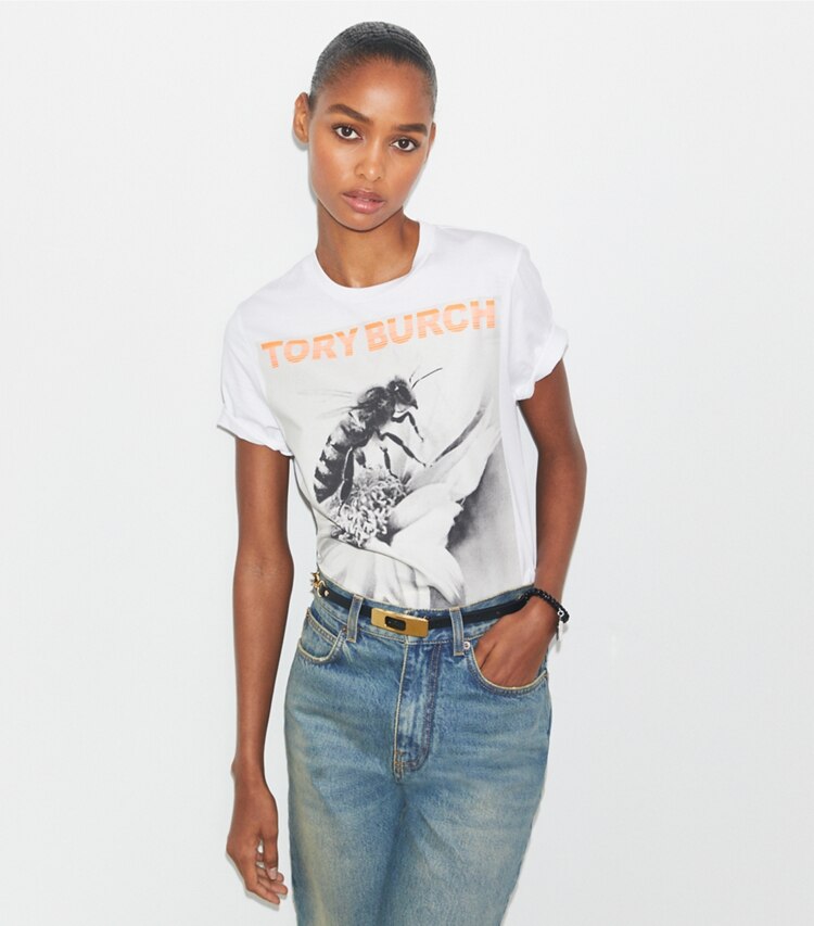 Tory Burch designer hauts T-shirt en coton imprimé in WHITE /  Gray Bee on model detail