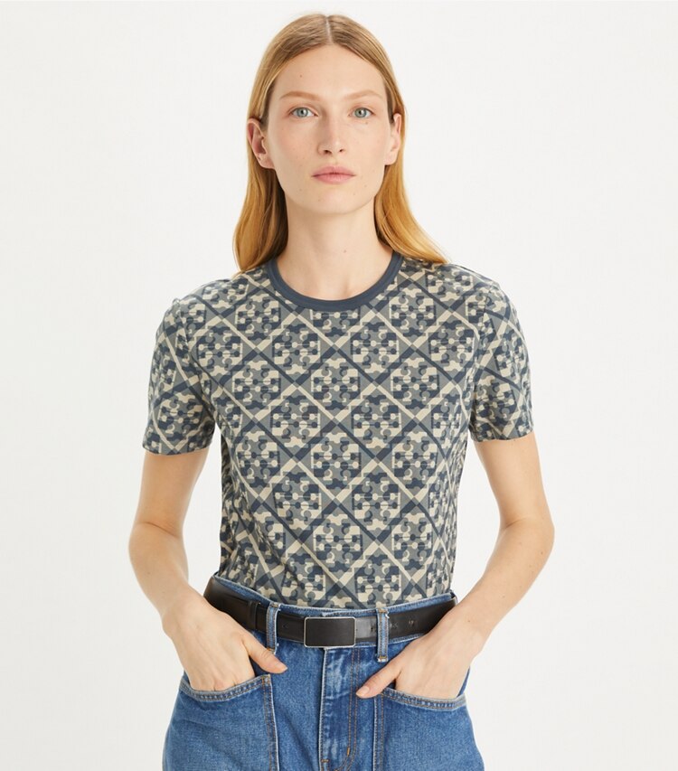 Tory Burch designer tops T-shirt in cotone stampata in Blue Prismatic T Monogram Tee on model detail