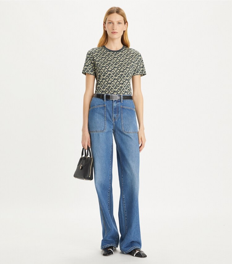 Tory Burch designer tops T-shirt in cotone stampata in Blue Prismatic T Monogram Tee parte anteriore su modella