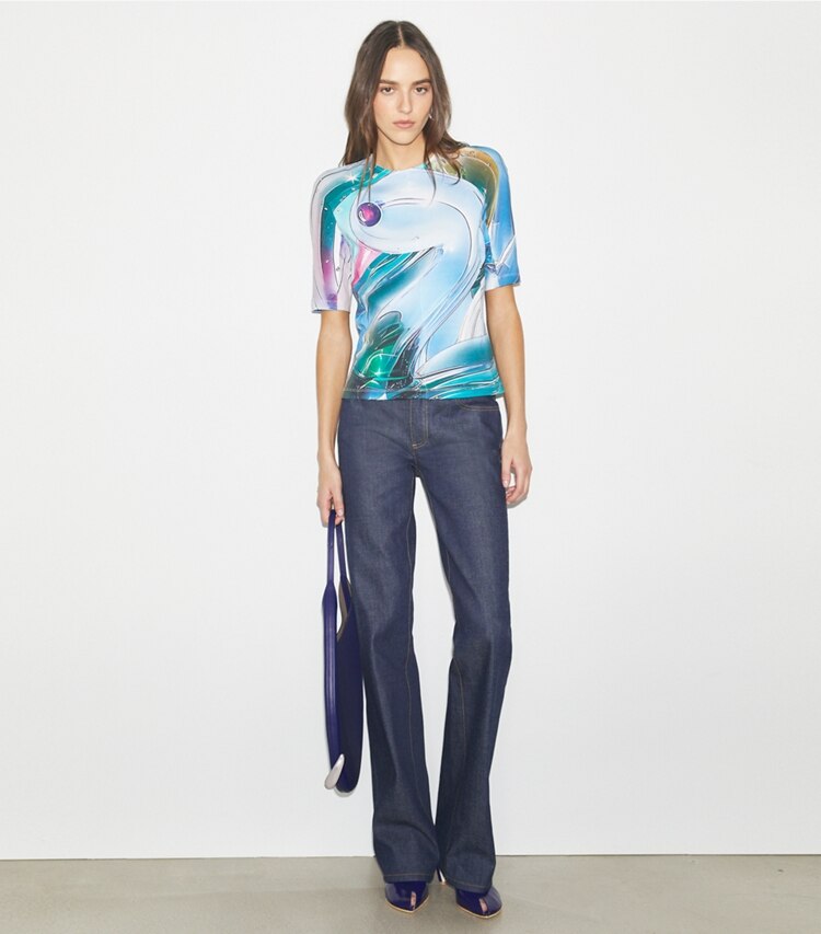 Tory Burch designer tops T-shirt in cotone stampata in Blue Glass Swan AllOver parte anteriore su modella