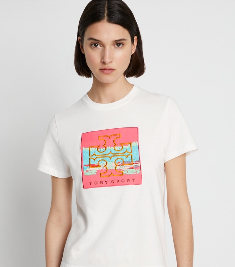 Tory Sport designer oberteile T-Shirt mit grafischem Logoaufnäher in Snow White on model detail