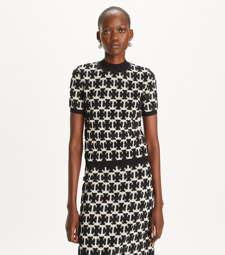 Tory Burch designer oberteile T-Shirt mit Stehkragen und T-Monogramm in BLACK / FRENCH CREAM on model detail