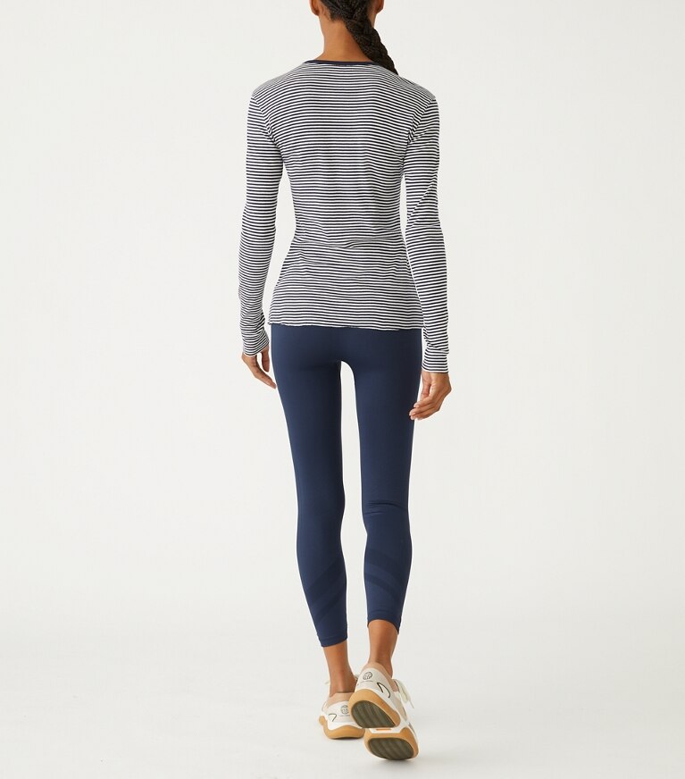 Tory Sport designer hauts T-shirt rayé à manches longues en maille côtelée ultra-légère dans Tory Navy Even Stripe sur modèle, de dos