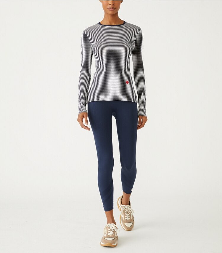 Tory Sport designer hauts T-shirt rayé à manches longues en maille côtelée ultra-légère dans Tory Navy Even Stripe sur modèle, de face