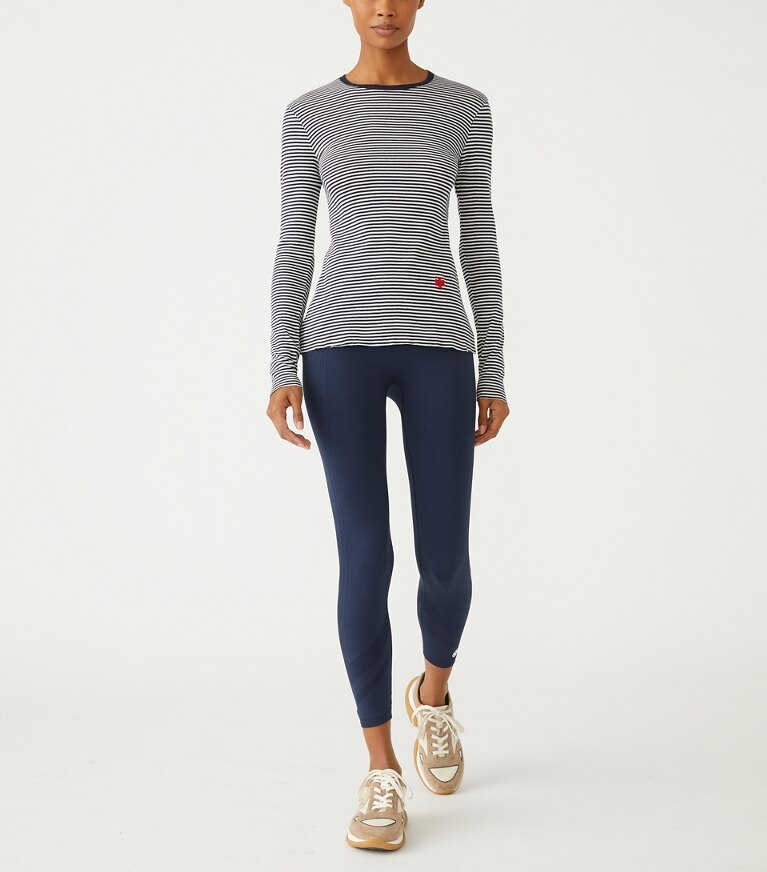 Tory Sport designer hauts T-shirt rayé à manches longues en maille côtelée ultra-légère dans Tory Navy Even Stripe sur modèle, de face