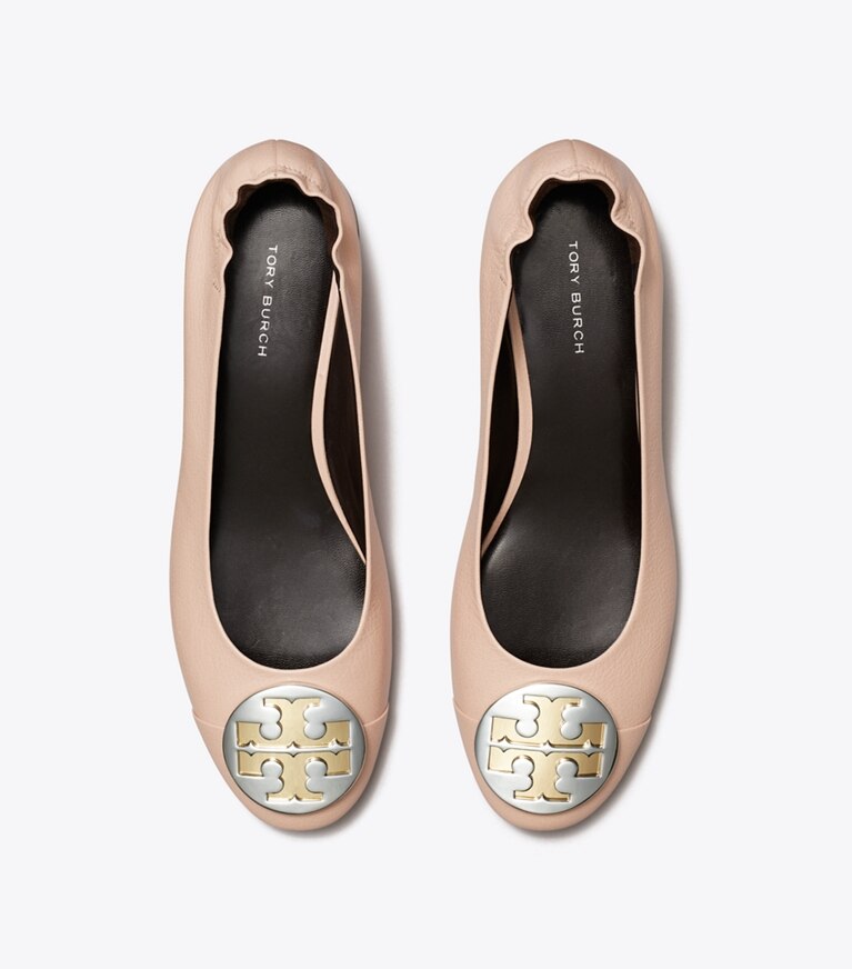 Tory Burch diseñador zapatos planos Tacón Claire con puntera, ancho en Shell Pink vista superior