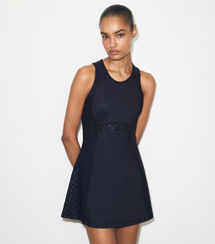 Tory Burch designer kleider Tankkleid aus Mesh mit T-Monogramm in Medium Navy on model detail