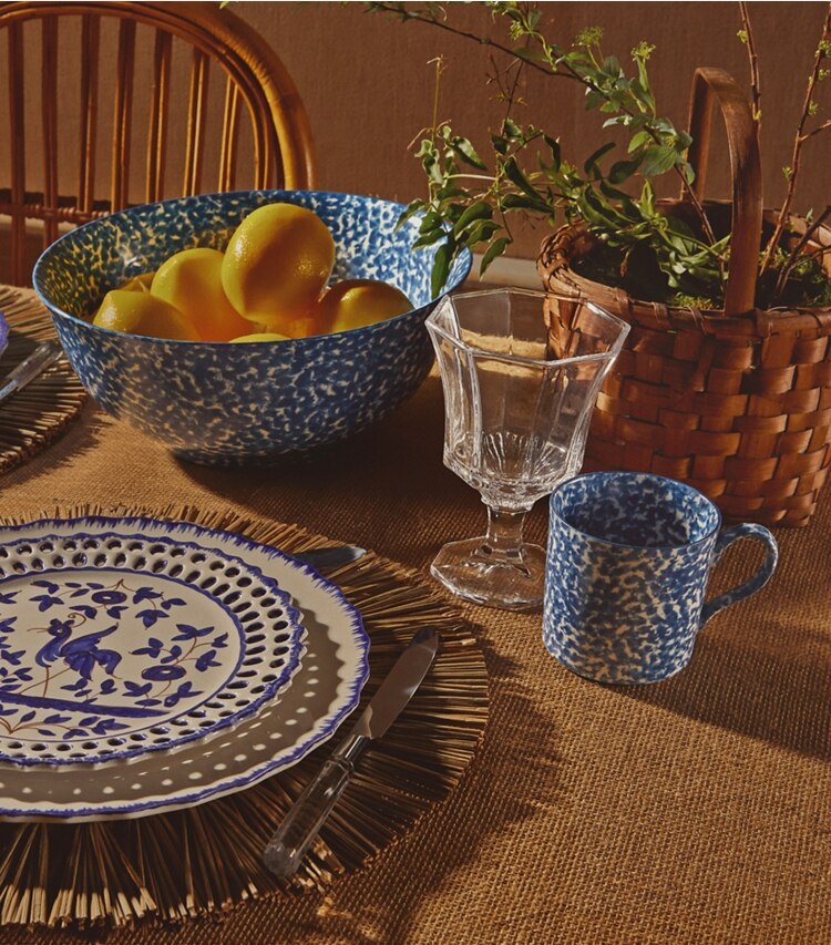 Tory Burch diseñador artículos de mesa & cristalería Taza de loza esponjosa, set de 4 en Sponge editorial