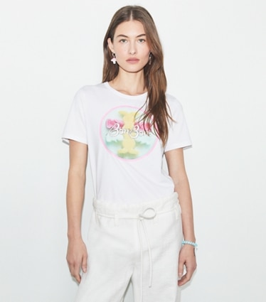 Tory Burch designer トップス TB x BonBon キャンディ ロゴ Tシャツ in Pastel BonBon Sugar Tee on model detail