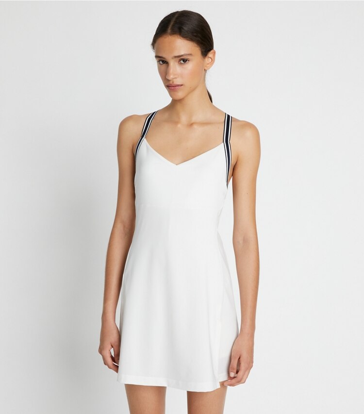 Tory Sport designer kleider Tenniskleid mit überkreuzter Rückenpartie in Snow White on model detail