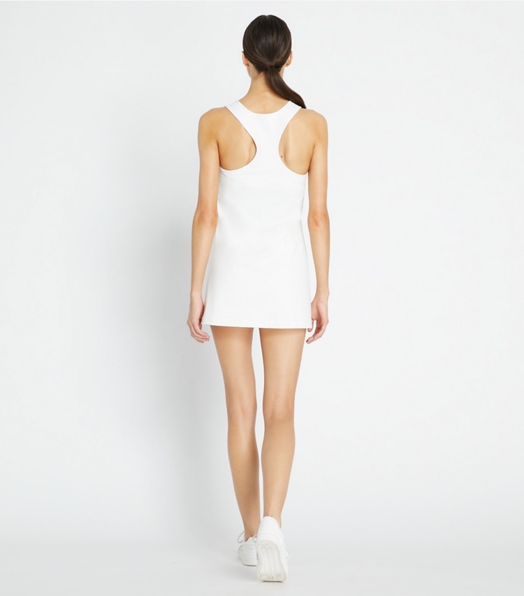 Tory Sport designer kleider Tenniskleid mit Seitenschlitz in Snow White / Snow White on model back