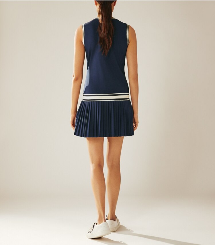 Tory Sport designer kleider Tenniskleid mit V-Ausschnitt in Tory Navy on model back