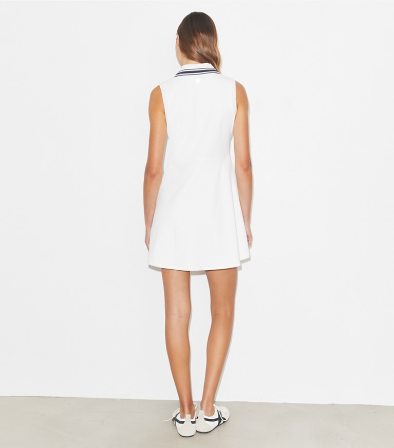 Tory Burch designer kleider Tenniskleid mit V-Ausschnitt in Snow White on model back
