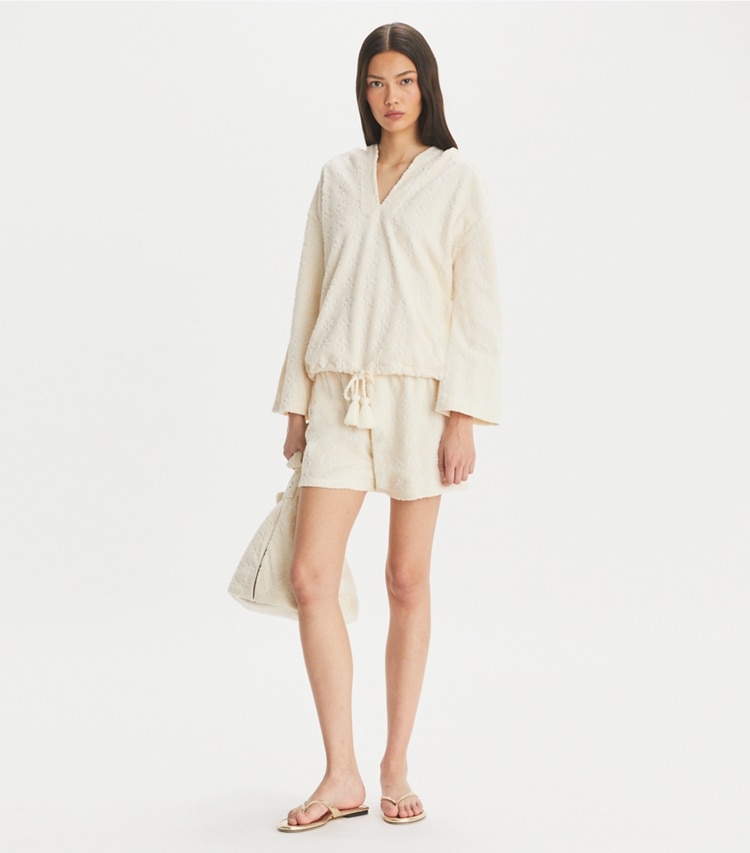 Tory Burch designer カバーアップ テリージャカード ロゴ フーディ in NEW IVORY モデル前面