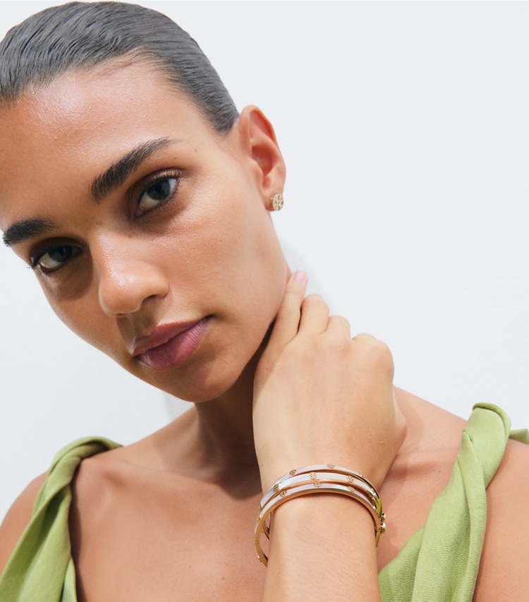 Tory Burch diseñador pulseras Thin Icon Mother Of Pearl Hinge Bracelet en Tory Gold / Mother of Pearl accesorio en modelo