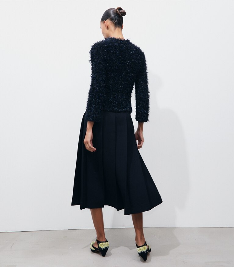 Tory Burch designer strickware Tinsel Pullover mit Stehkragen in BLACK / Black Navy Iridescent on model back