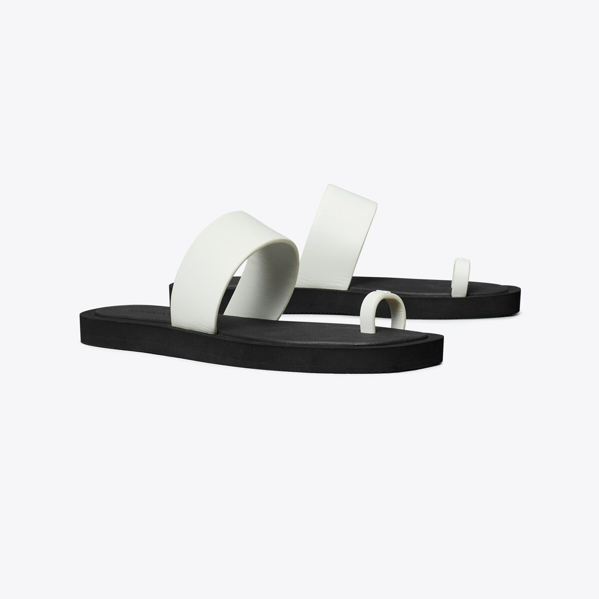 【Tory Burch 】トゥリングフリップフロップ シルバー Amazon.com | Tory Burch Women's Classic Flip Flops, Argento