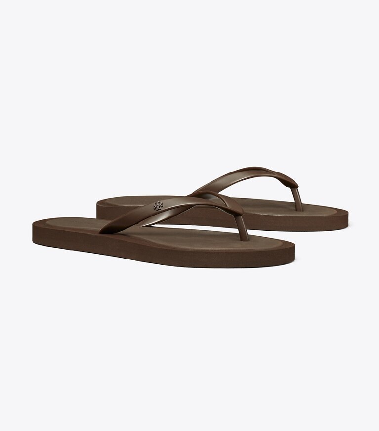 Tory Burch designer sandales Tong matelassée Kira dans DARK COCOA / DARK COCOA angle