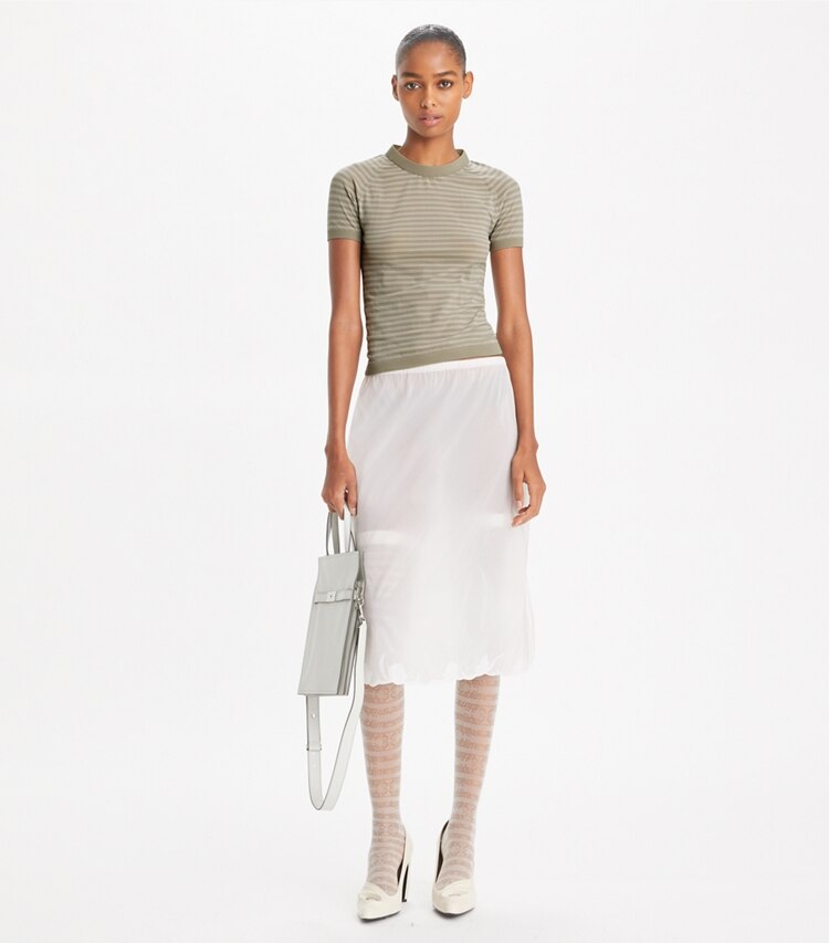 Tory Burch designer sweaters Top à col montant en nylon rayé in Gray Chateau sur mannequin, devant