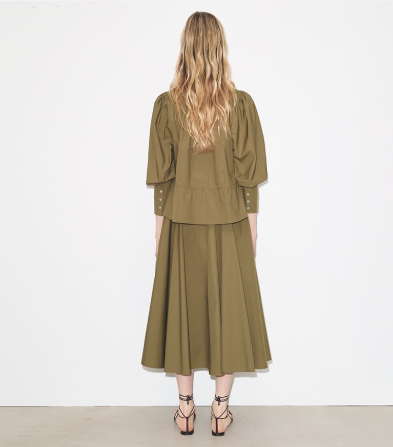Tory Burch designer hauts Top cintré en coton in Olive on model back