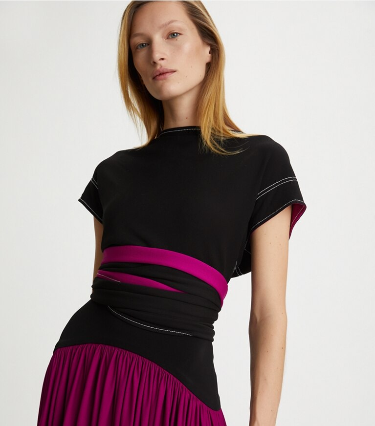 Tory Burch diseñador tops Top cruzado de punto de crepé en Black detalle en modelo