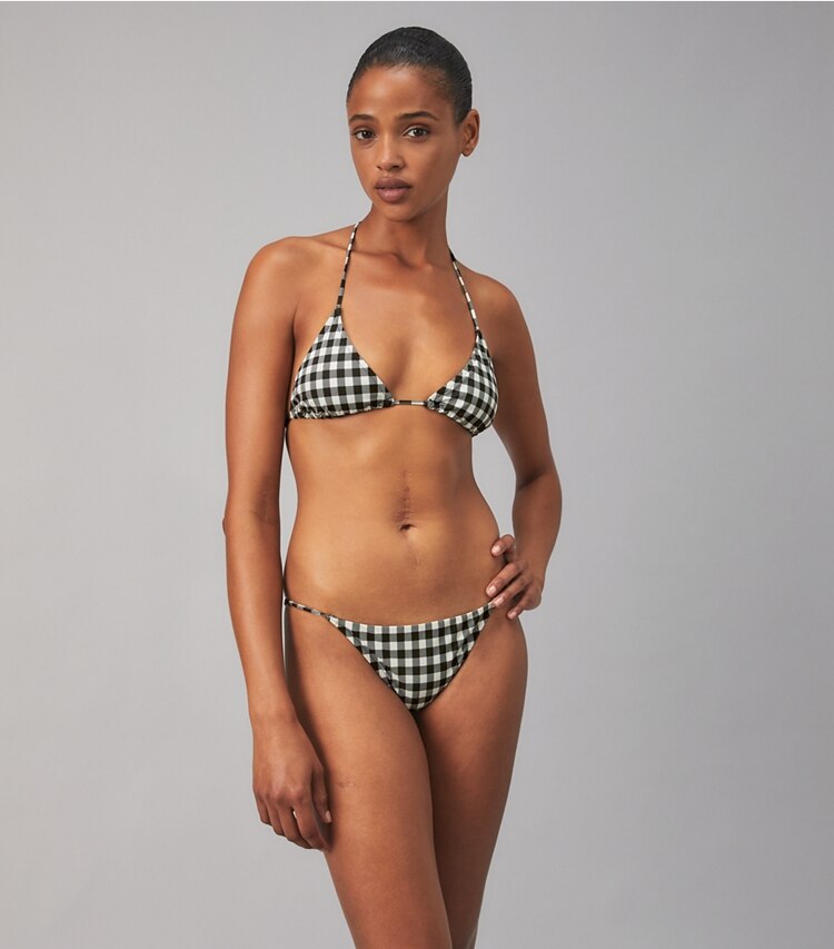 Tory Burch diseñador de dos piezas Top de bikini de tiras con estampado con monograma de T en BLACK / NEW IVORY GINGHAM en el modelo (detalle)