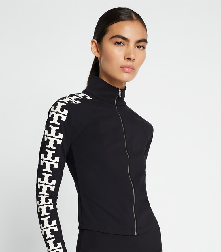 Tory Sport diseñador tops Top de nailon con logo en Black T Logo Row en el modelo (detalle)