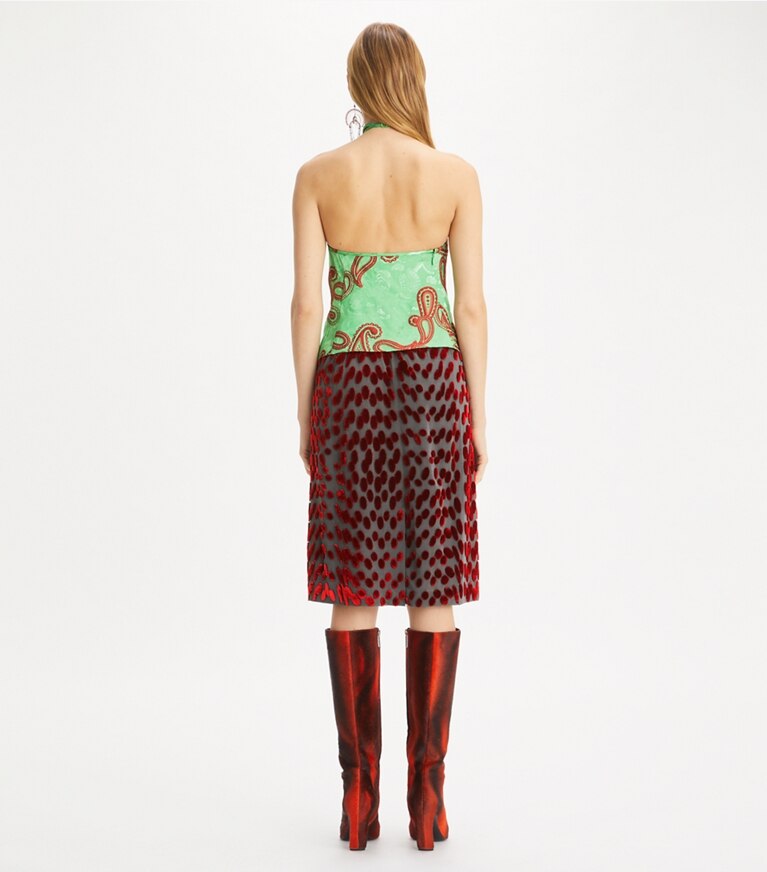 Tory Burch diseñador tops Top de satén con estampado paisley y nudo en Green/Red parte posterior en modelo